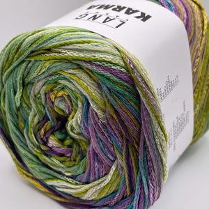 Peut inclure: Une pelote de fil Lang Yarns Karma dans le coloris "Green Meadow". Le fil est un mélange de coton, de lin et de soie, et présente un motif de couleur varié de vert, de violet et de jaune.