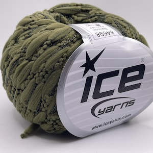 Op de afbeelding: Een bol olijfgroen garen met een getextureerde, geweven uitstraling. Een wit label met de merknaam "ice yarns" en het websiteadres is bevestigd. Het garen ziet er zacht uit en is geschikt voor brei- of haakprojecten.
