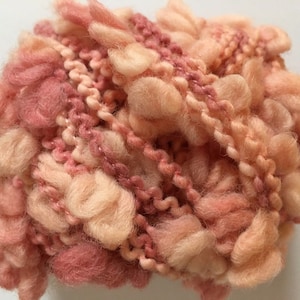 Crystal Palace Yarns Nubbles #405 チューリップの花びらウールボブル リックラックストランド 50グラム 29ヤード スーパーバルキー - フェルト化可能 ピンク、ピーチ