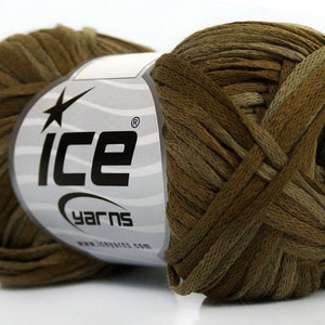 以下が含まれることがあります： ICE yarnsというラベルが付いた茶色と緑の糸の玉