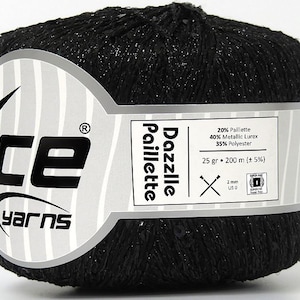 Pode incluir: Uma bola de fio preto com glitter prateado. O rótulo diz "Dazzle Paillette" e lista a composição do fio como 20% Paillette, 40% Lurex metálico e 35% Poliéster. O rótulo também indica que o fio pesa 25 gramas e mede 200 metros de comprimento.