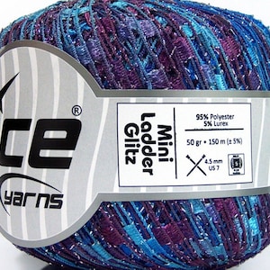 Puede incluir: Un ovillo de hilo azul, morado y plateado con una etiqueta que dice "Ice Yarns Mini Ladder Glitz" e incluye detalles sobre la composición del hilo, el peso, la longitud y el tamaño de las agujas.