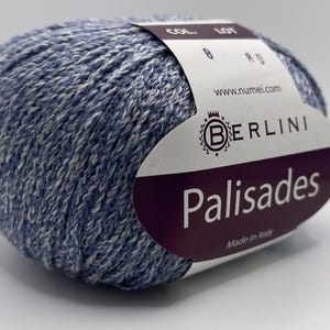 Berlini palissadegaren #8 denimblauw, witte merinowol, katoen, nylonmix, 50 gram 165 yards