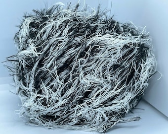 Bomullsblandning Svartvitt ögonfransgarn 70909 Ice Yarns 50 gram (1,76 uns) 50 meter (54 yards) Veganskt tvåfärgat fuskpälsgarn