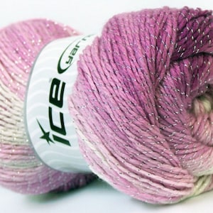 Pode incluir: Um novelo de fio rosa e branco com fio prateado passando por ele. O fio é etiquetado como "Ice Yarns".