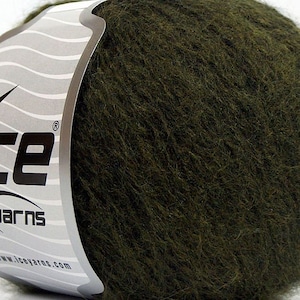 Op de afbeelding: Een bol donkergroen garen met een label waarop "Ice Yarns" staat en een sterlogo.