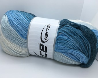 Könnte beinhalten: Ein Knäuel Ice Yarns Garn in Blau- und Weißtönen. Das Garn ist zu einer kompakten Kugel gewickelt, mit einem Etikett um die Mitte. Das Etikett zeigt das Ice Yarns-Logo. Das Garn wirkt weich und eignet sich für Strick- oder Häkelprojekte.