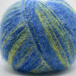 Puede incluir: Ovillo de lana azul con vetas amarillo-verdosas. La lana tiene una textura suave y difusa, y los colores están mezclados. Adecuado para proyectos de tejido y ganchillo.