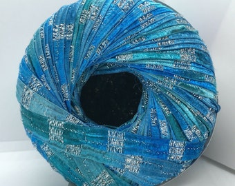 Memento Royale - Berlini Glitter Ribbon Laine # 111 Bleus turquoise avec paillettes argentées Fabriqué en Italie 3/8" de large, 50 grammes, 88 mètres