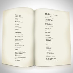 Puede incluir: Un libro abierto con p&aacute;ginas envejecidas de color blanquecino. El texto es un guion, con acotaciones y di&aacute;logos. El guion est&aacute; en una fuente serif, con una est&eacute;tica vintage. El libro est&aacute; abierto, mostrando dos p&aacute;ginas.