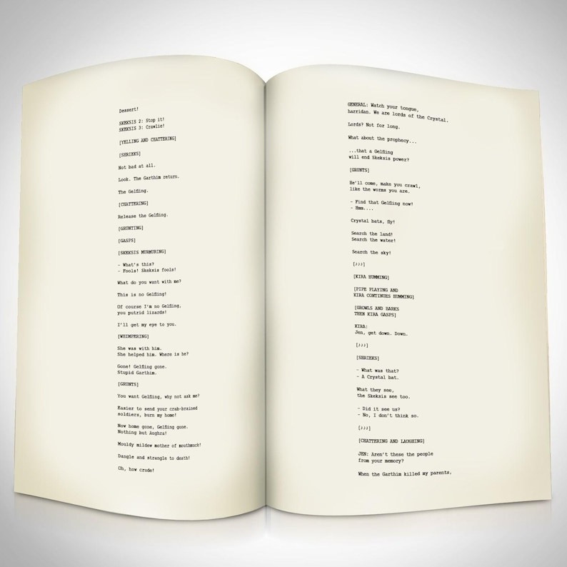 Puede incluir: Un libro abierto con p&aacute;ginas envejecidas de color blanquecino. El texto es un guion, con acotaciones y di&aacute;logos. El guion est&aacute; en una fuente serif, con una est&eacute;tica vintage. El libro est&aacute; abierto, mostrando dos p&aacute;ginas.