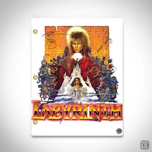 Puede incluir: Un póster de película vintage para la película Labyrinth, con una ilustración colorida del Rey Goblin Jareth y Sarah Williams. El póster tiene un fondo blanco con el título "Labyrinth" en letras doradas.