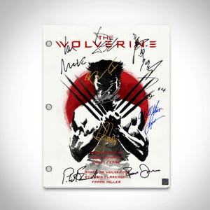 Op de afbeelding: Een zwart-witte illustratie van Wolverine, een stripfiguur, met zijn klauwen uitgestoken. De achtergrond is een rode cirkel met een witte omtrek. De tekst "THE WOLVERINE" staat bovenaan de afbeelding. De afbeelding is gesigneerd door verschillende mensen, waaronder de namen "Scott Frank" en "Frank Miller".