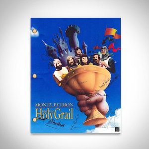 Puede incluir: Un guion firmado de la película Monty Python y el Santo Grial. El guion presenta un fondo azul con un dibujo de los personajes de la película sosteniendo un cáliz dorado. El guion está firmado por los miembros del reparto, incluidos Graham Chapman, John Cleese, Terry Gilliam, Eric Idle, Terry Jones y Michael Palin.