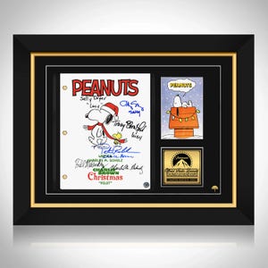 Puede incluir: Un juego de tres tazas de cerámica con un acabado mate moteado. Las tazas son de color crema, gris claro y gris oscuro. Cada taza tiene un diseño simple y minimalista y un asa redondeada.