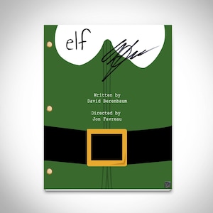 Può includere: Un design grafico verde e bianco che assomiglia a un costume da elfo, con la parola "elf" in alto. Il design include una cintura nera con una fibbia dorata e il testo "Written by David Berenbaum" e "Directed by Jon Favreau".