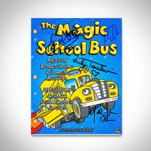 Può includere: Un autobus scolastico giallo con un viso sorridente vola nell'aria su uno sfondo blu e bianco stellato. Il testo "The Magic School Bus" è scritto in grandi caratteri grassetto nella parte superiore dell'immagine. Il testo "Pilot Gets Lost In Space" è scritto nella parte inferiore dell'immagine.