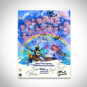 Könnte beinhalten: Ein signiertes Drehbuch des Films "The Muppet Movie" mit einer farbenfrohen Illustration von Miss Piggy und Kermit dem Frosch auf einem Boot. Das Drehbuch ist von vielen Mitgliedern der Besetzung signiert, darunter Jim Henson, Frank Oz und viele andere.