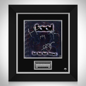 Puede incluir: Obra de arte enmarcada con el logotipo y las firmas de la banda Tool. La obra de arte tiene un fondo oscuro con las palabras "late ca bus" en la parte inferior. Una placa plateada en la parte inferior dice "Edición limitada: 5/100". El marco es negro.