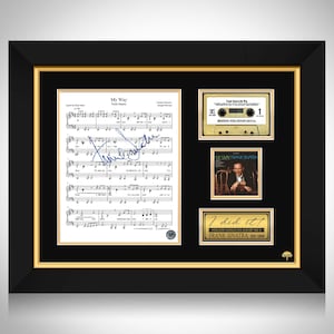 Peut inclure: Cadre commémoratif Frank Sinatra. Il comprend une partition de "My Way" avec une signature, une cassette audio, une photo et une plaque "I did it !" dans un cadre noir avec des bordures dorées.
