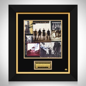 Könnte beinhalten: Gerahmter Kunstdruck des Hootie & The Blowfish-Albums. Der schwarze Rahmen hat einen goldenen Innenrand. Der Druck zeigt mehrere Bilder, Signaturen und den Text "HOOTIE & THE BLOWFISH" und "cracked rear view". Eine goldene Plakette lautet "LIMITED EDITION 1/300".