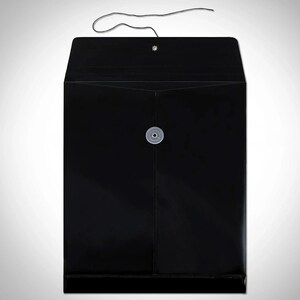 Puede incluir: Un sobre de documentos negro con cierre de bot&oacute;n a presi&oacute;n y asa de cuerda. El sobre es rectangular y tiene un acabado brillante. El cierre es plateado y la cuerda es fina y negra. El sobre est&aacute; cerrado.