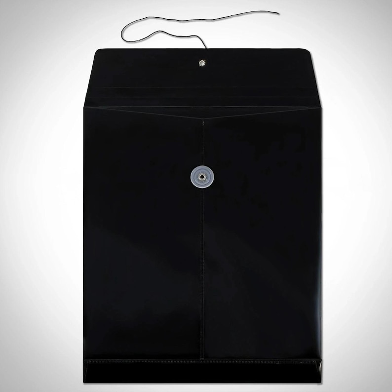 Puede incluir: Un sobre de documentos negro con cierre de bot&oacute;n a presi&oacute;n y asa de cuerda. El sobre es rectangular y tiene un acabado brillante. El cierre es plateado y la cuerda es fina y negra. El sobre est&aacute; cerrado.