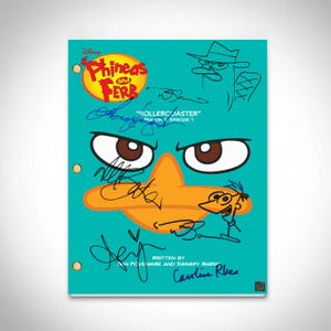Puede incluir: Un guion turquesa de la serie animada "Phineas and Ferb" con el título "Rollercoaster" e ilustraciones de personajes. El guion está firmado por los creadores y actores de voz del programa.