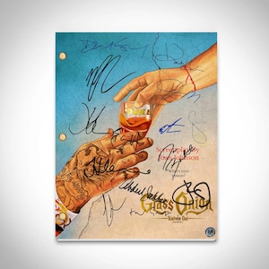 Puede incluir: Un guion firmado de la película "Glass Onion: A Knives Out Mystery". El guion está firmado por el reparto y el equipo, incluidos Rian Johnson, Daniel Craig y Edward Norton. El guion presenta una escena con una mano sosteniendo un vaso de alcohol.