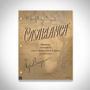 Puede incluir: Un guion vintage para la película "Casablanca" con el título escrito en una fuente grande y estilizada. El guion está firmado por Humphrey Bogart e Ingrid Bergman. El guion está fechado el 6/1/42.