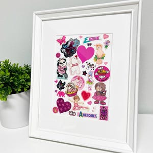 Puede incluir: Un collage enmarcado de pegatinas coloridas con varios dise&ntilde;os, incluyendo corazones y animales. Las pegatinas est&aacute;n dispuestas sobre un fondo blanco dentro de un marco blanco. La palabra "Awesome!" es visible, as&iacute; como la palabra "Excellent".