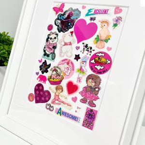 Puede incluir: Una colecci&oacute;n enmarcada de pegatinas coloridas con varios personajes de dibujos animados, corazones y texto. Las pegatinas incluyen un panda con una raqueta de tenis, un oso, una vaca, un conejo, un le&oacute;n y un loro. El texto incluye "Excellent" y "Awesome!"