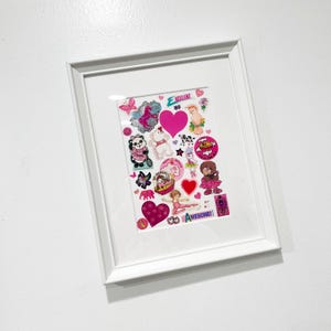 Puede incluir: Una colecci&oacute;n enmarcada de pegatinas coloridas, con corazones, mariposas y personajes de dibujos animados. Las pegatinas est&aacute;n en una l&aacute;mina de pl&aacute;stico transparente, con las palabras "EXCELLENT" y "AWESOME!" visibles. El marco es blanco.