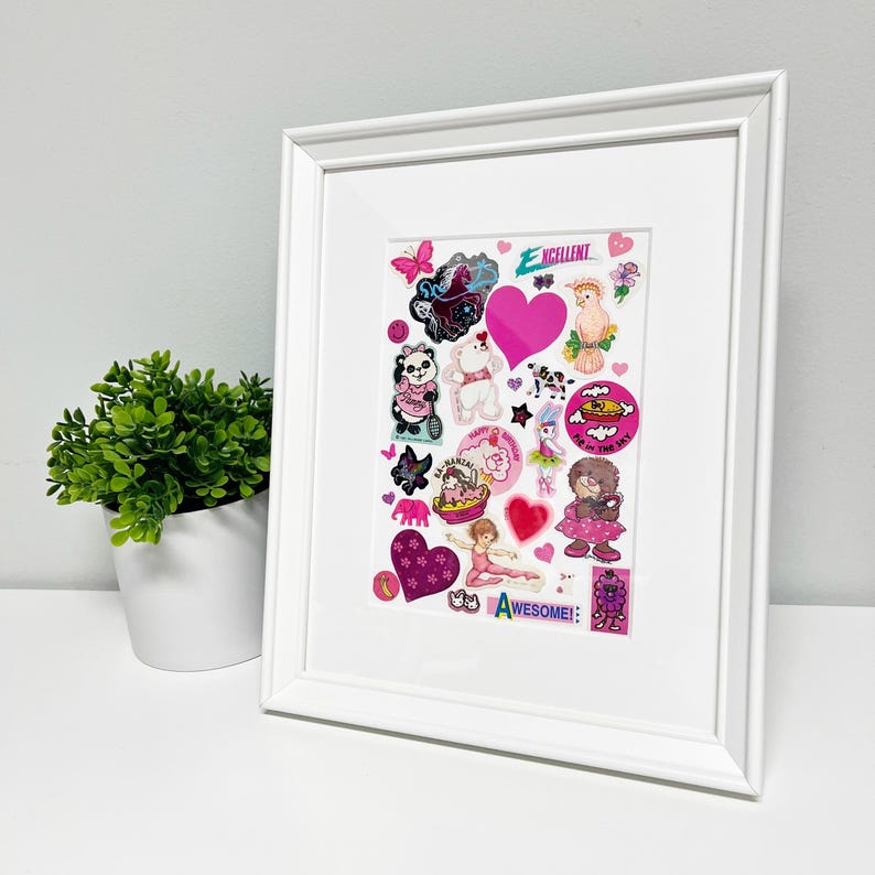 Puede incluir: Un collage enmarcado de pegatinas coloridas con varios dise&ntilde;os, incluyendo corazones y animales. Las pegatinas est&aacute;n dispuestas sobre un fondo blanco dentro de un marco blanco. La palabra "Awesome!" es visible, as&iacute; como la palabra "Excellent".