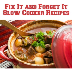 Peut inclure: Une mijoteuse rouge avec un couvercle légèrement entrouverte, révélant un ragoût avec du bœuf, des pommes de terre et des poivrons. Le texte "FIX IT AND FORGET IT SLOW COOKER RECIPES" est en haut de l'image. Le texte "Over 400 Delicious Recipes For Your Slow Cooker or Crockpot" est en bas de l'image.