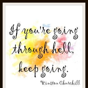 Puede incluir: Impresión enmarcada con la cita "If you're going through hell, keep going" en escritura negra. El fondo presenta un lavado de acuarela en tonos amarillo, naranja, rosa y azul. La cita se atribuye a Winston Churchill.