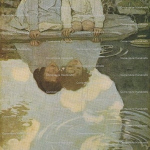Pode incluir: Uma ilustração vintage de duas crianças olhando para um lago. As crianças estão vestindo vestidos brancos e estão sentadas em uma pedra. O lago é cercado por folhagem verde e a água é de um azul claro.