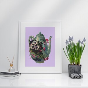 Puede incluir: Una impresi&oacute;n enmarcada de una ilustraci&oacute;n vintage de una tetera verde con dise&ntilde;os florales sobre un fondo lavanda.