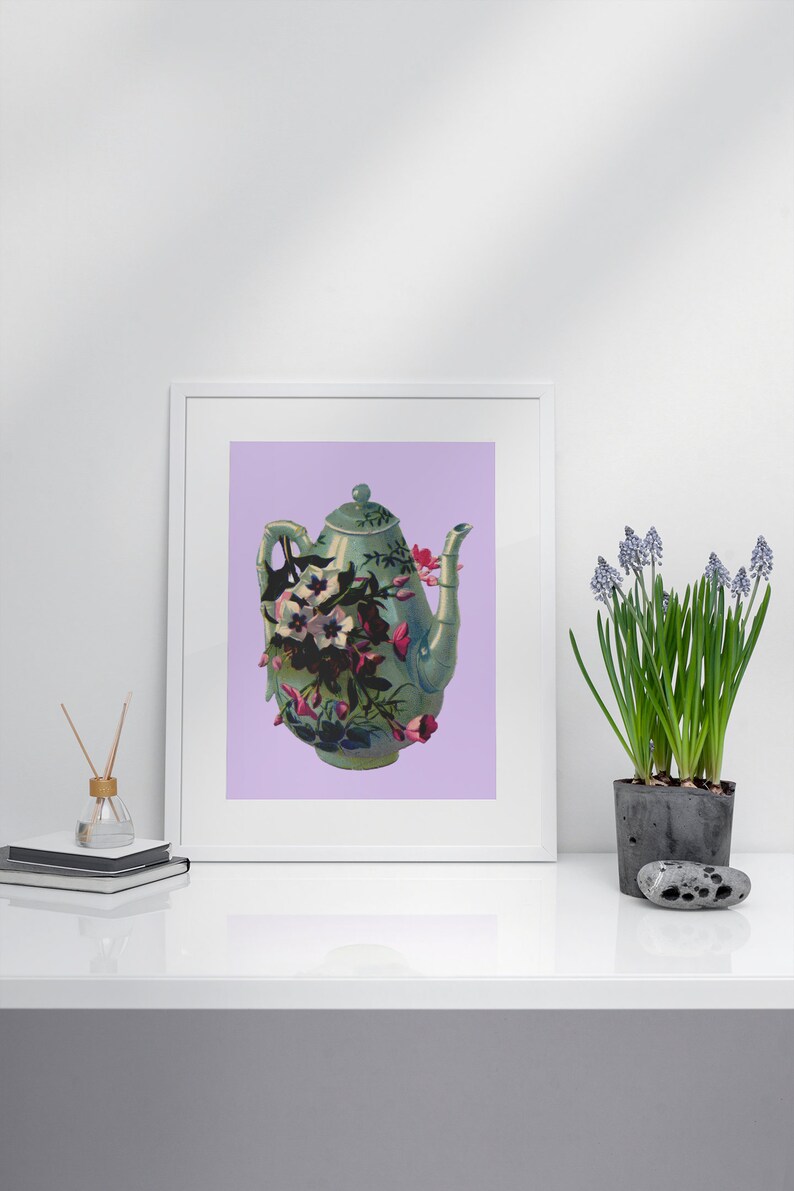 Puede incluir: Una impresi&oacute;n enmarcada de una ilustraci&oacute;n vintage de una tetera verde con dise&ntilde;os florales sobre un fondo lavanda.