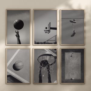 Könnte beinhalten: Ein Set aus sechs schwarz-weißen Wandbildern mit Basketball-Motiven. Die Bilder zeigen einen Basketball auf einem Finger, einen Korb, an einem Draht hängende Turnschuhe, einen Ball auf einem Spielfeld, einen Wurf durch das Netz und eine Luftaufnahme.