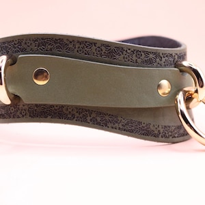 Eleganza discreta – Collare BDSM in pelle verde con motivo floreale | Abbigliamento da giorno sottomesso, gioielli choker, attrezzatura bondage