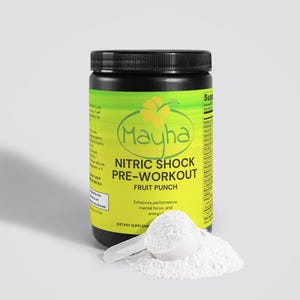 Może przedstawiać: Czarny plastikowy pojemnik z proszkiem Mayha Nitric Shock Pre-Workout Fruit Punch. Pojemnik ma żółto-zieloną etykietę z grafiką kwiatu hibiskusa. Etykieta zawiera napis "Mayha Nitric Shock Pre-Workout Fruit Punch" oraz "Zwiększa wydajność, koncentrację umysłową i energię". Biała miarka znajduje się obok pojemnika, z kupką białego proszku.