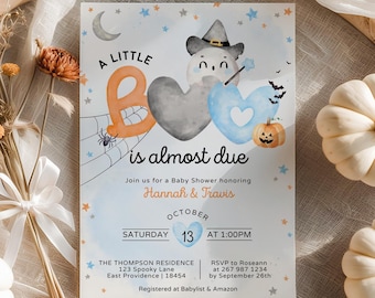 Może przedstawiać: Zaproszenie na baby shower w tematyce Halloween. Zaproszenie przedstawia ducha w kapeluszu czarownicy, pajęczynę i dynie. Tekst brzmi "A Little Boo is Almost Due" i zawiera imiona Hannah & Travis.