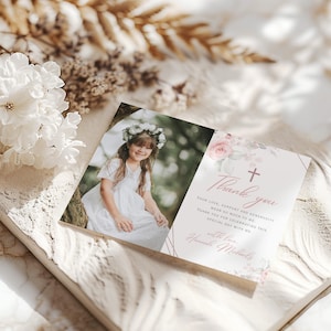 Plantilla de tarjeta de agradecimiento con foto para primera comunión con flores rosas para niña. Tarjeta de agradecimiento con foto para bautizo de niña con flores editables.