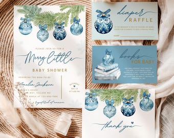 Może przedstawiać: Zestaw zaproszeń na baby shower z akwarelowymi niebieskimi ozdobami i zielenią. Zaproszenie zawiera tekst "Merry Little Baby Shower" oraz szczegóły wydarzenia. Dodatkowe karty obejmują loterię pieluch i prośbę o książki.