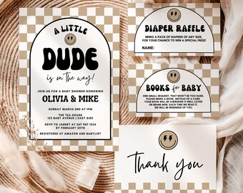 Op de afbeelding: Babyshower uitnodigingsset met een bruin en wit geblokt patroon. De hoofduitnodiging luidt "A Little Dude is on the way!" met evenementdetails. Inclusief luierloterij, boeken voor baby's en bedankkaarten.