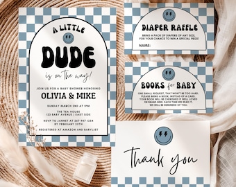 Op de afbeelding: Babyshower uitnodiging en kaarten met een blauw-wit geruit patroon. De hoofduitnodiging luidt "A Little Dude is on the way!" en bevat details voor de babyshower van Olivia & Mike. Extra kaarten zijn "Diaper Raffle", "Books for Baby" en een "Thank You" kaart.