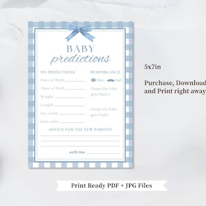 K&ouml;nnte beinhalten: Eine Babyparty-Spielkarte mit blauem Vichy-Rand und einer blauen Schleife oben. Die Karte tr&auml;gt den Titel "BABY predictions" und enth&auml;lt Abschnitte f&uuml;r Vorhersagen &uuml;ber das Geburtsdatum, die Zeit, das Gewicht, die Augenfarbe und die Haarfarbe des Babys.