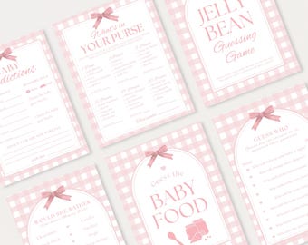 Puede incluir: Un conjunto de tarjetas de juegos para baby shower en rosa y blanco. Las tarjetas presentan un patrón de cuadros vichy y lazos rosas. Los juegos incluyen "Predicciones del bebé", "Qué hay en tu bolso" y "Adivina la comida del bebé".