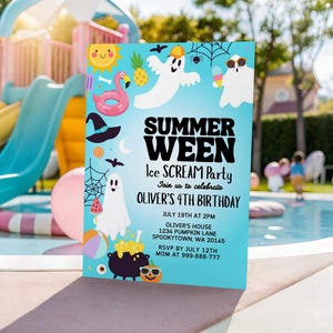 Peut inclure: Une invitation turquoise pour une "Summer Ween Ice Scream Party" avec des fant&ocirc;mes, un chapeau de sorci&egrave;re et un flamant rose gonflable. L'invitation est pour le 4e anniversaire d'Oliver, avec la date, l'heure et le lieu.